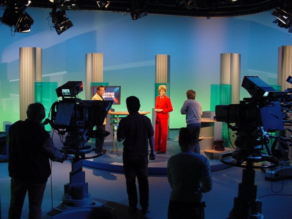 Kamilla Senjo Lebensgefährte: Was ist wirklich bekannt? Symbolbild: Fernsehstudio des MDR bei einer Aufzeichnung – Kamilla Senjo moderiert dort das Magazin Brisant; über ihren Lebensgefährten ist kaum etwas bekannt